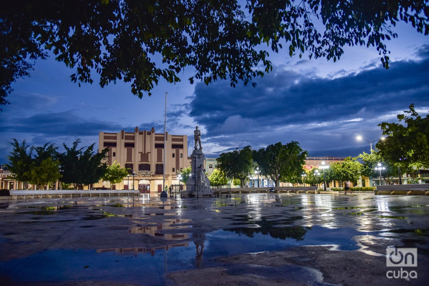 El parque Calixto García en una madrugada mojada. Foto: Kaloian.