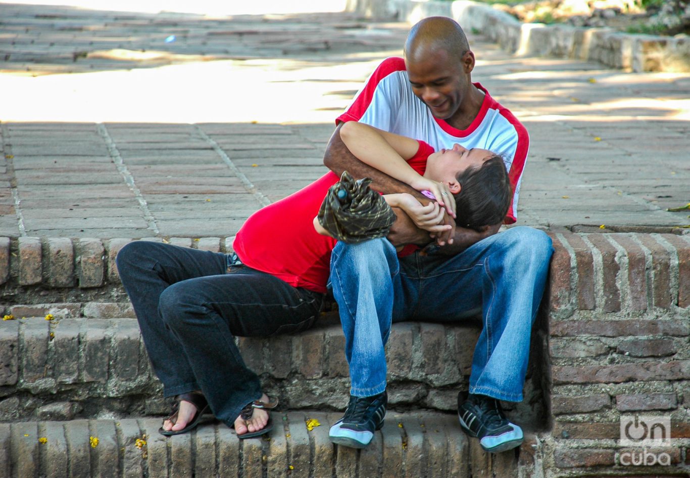 El amor y la complicidad siempre rondan la ciudad. Foto: Kaloian.