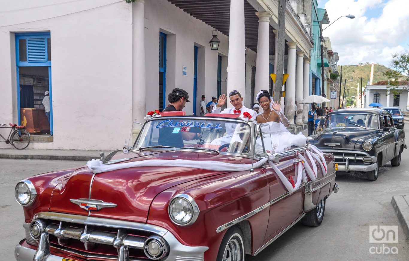 Es una tradición pasearse por el centro de la ciudad el día de la boda. Foto: Kaloian.