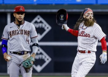 Los Phillies castigaron 10-0 a los Diamondbacks y se colocaron a dos triunfos de su segunda Serie Mundial consecutiva. Foto: Justin Lane/EFE.