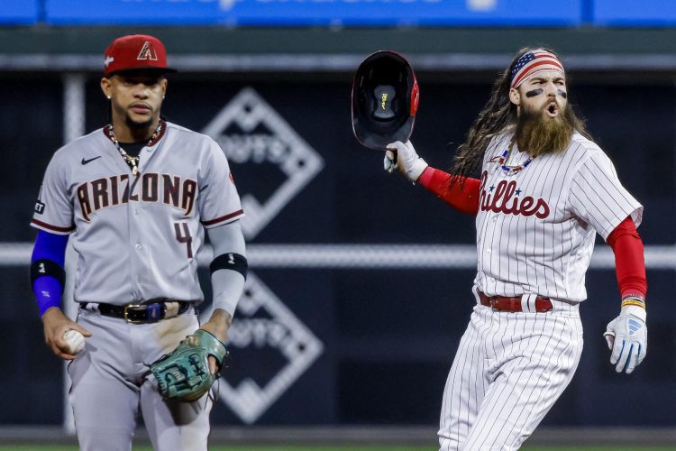 Los Phillies castigaron 10-0 a los Diamondbacks y se colocaron a dos triunfos de su segunda Serie Mundial consecutiva. Foto: Justin Lane/EFE.