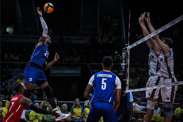 Marlon Yant (# 23) dio una sólida demostración contra Italia y se reafirmó como el mejor jugador cubano del torneo. Foto: Tomada de Volleyball World.