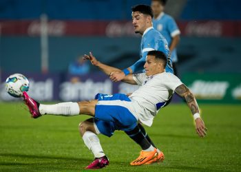 La posible baja de Luis Paradela de cara a los partidos contra Honduras sería un duro golpe para la selección cubana de fútbol. Foto: Enzo Santos/EFE.