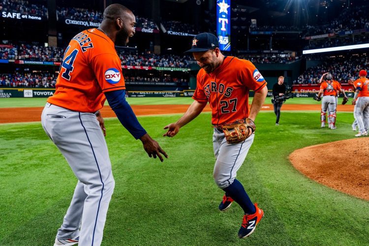 José Altuve conectó un jonrón de tres carreras que dio la vuelta al marcador en el quinto juego de la Serie de Campeonato de la Liga Americana entre Houston y Texas. Foto: Houston Astros.