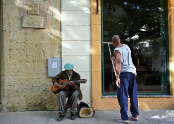 Un anciano toca para los turistas en La Habana Vieja. Foto: Alejandro Ernesto/Archivo.