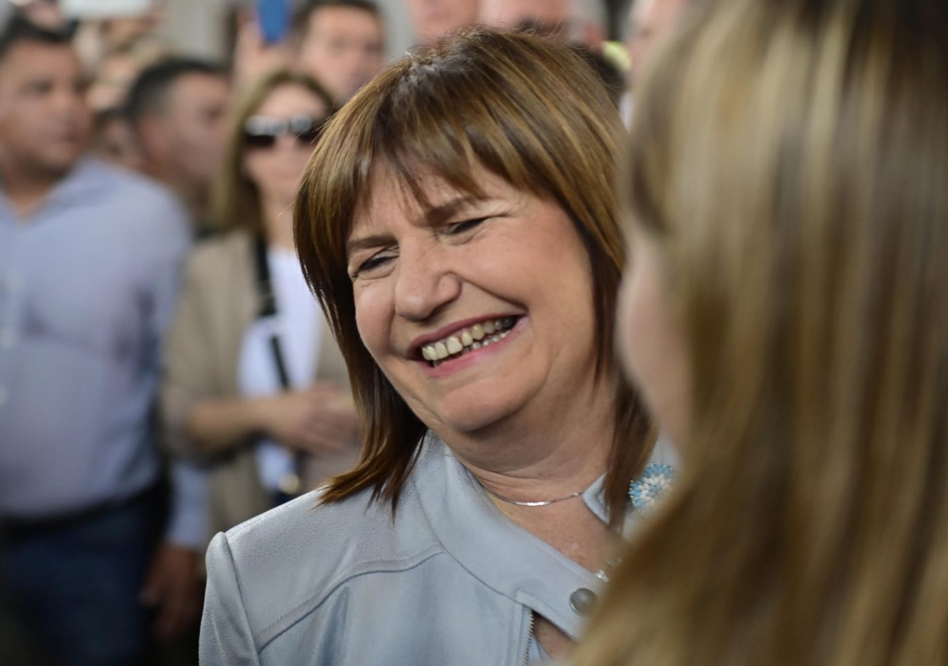 La candidata Patricia Bullrich, de Juntos por el Cambio (centroderecha), saluda a simpatizantes a su llegada para votar en las elecciones generales, el 22 de octubre en Buenos Aires. Foto: EFE/ Matias Martín Campaya.