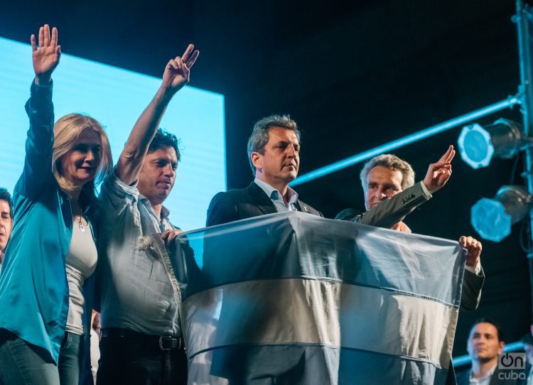 Junto a Massa en la tribuna, el binomio en su fórmula presiencial, Agustín Rossi (der) y el ganador en la provincia de Buenos Aires, Axel Kicillof, que retiene la gobernación. Foto: Kaloian Santos Cabrera.