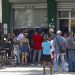 Varias personas hacen fila en un cajero automático de un banco, en La Habana (Cuba). EFE/Yander Zamora (12/10/2023).