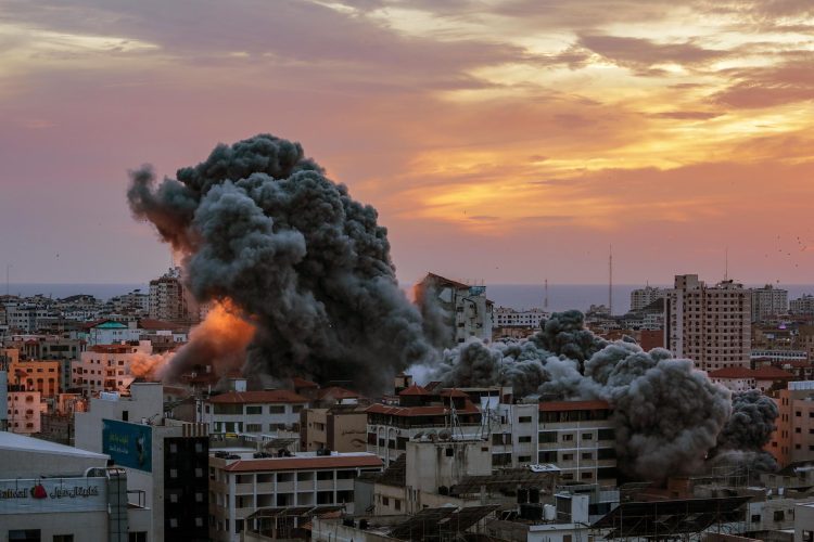 El humo se eleva después de que aviones de combate israelíes atacaran la torre Palestina en la ciudad de Gaza. Foto: Mohammed Saber/EFE