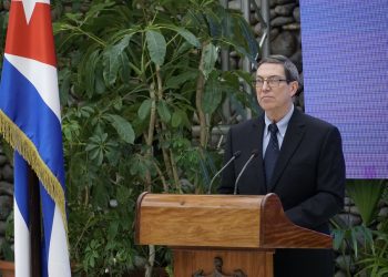 El canciller cubano, Bruno Rodríguez, habla en una conferencia de prensa sobre la situación en Gaza y el conflicto entre Israel y Palestina. Foto: @CubaMINREX / Twitter.