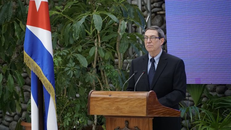 El canciller cubano, Bruno Rodríguez, habla en una conferencia de prensa sobre la situación en Gaza y el conflicto entre Israel y Palestina. Foto: @CubaMINREX / Twitter.