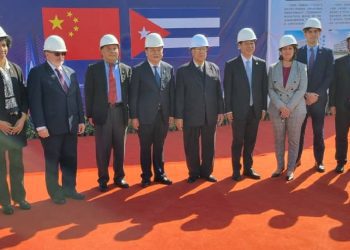 El viceprimer ministro cubano Ricardo Carbrisas (4-i), junto a miembros de delegaciones de Cuba y China en una visita al país asiático. Foto: @EmbacubaChina / Twitter.