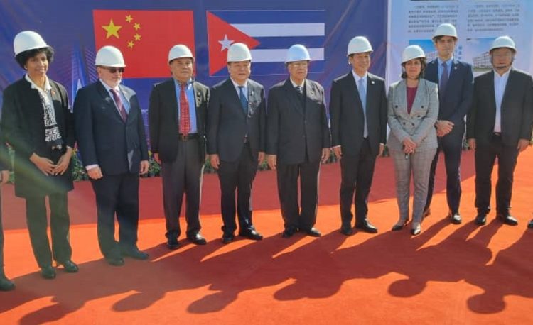 El viceprimer ministro cubano Ricardo Carbrisas (4-i), junto a miembros de delegaciones de Cuba y China en una visita al país asiático. Foto: @EmbacubaChina / Twitter.