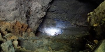 Interior de la caverna de Viñales donde apareció el esqueleto fósil de un gran reptil marino prehistórico. Foto: Red Cubana de la Ciencia / Facebook.