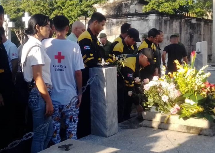 Miembros del cuerpo de rescate y salvamento dan su último adiós a los colegas fallecidos. Foto: Tomada del Portal del ciudadano de La Habana.