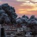 Una columna de humo se eleva después de que aviones de combate israelíes atacaran la torre Palestina en la ciudad de Gaza el 7 de octubre de 2023. Foto: EFE/EPA/MOHAMMED SABRE