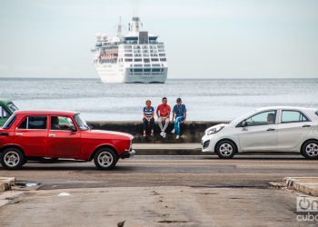 Crucero en el puerto de la habana, cuba, malecón autos rusos y modernos