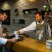 Ernesto y Alian Garay Calviño, nietos de emigrantes de Pontevedra en Cuba, trabajan en el restaurante de As Pontes. Foto: Oscar Corral/El País