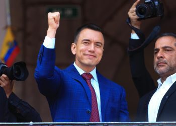 El presidente electo Daniel Noboa saluda a simpatizantes a su llegada al Palacio de Gobierno, el 17 de octubre de 2023 en Quito. Foto: EFE/Julio Estrella.