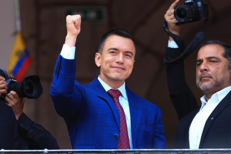 El presidente electo Daniel Noboa saluda a simpatizantes a su llegada al Palacio de Gobierno, el 17 de octubre de 2023 en Quito. Foto: EFE/Julio Estrella.