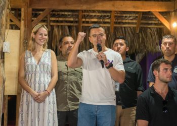 Noboa habla con la prensa, tras ganar las elecciones presidenciales 2023 hoy, desde Olon provincia de Santa Elena. Foto: Mauricio Torres/EFE.