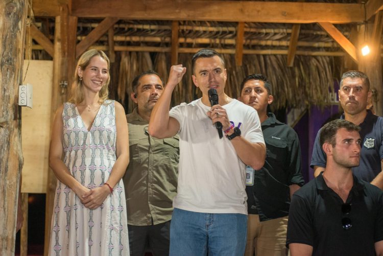 Noboa habla con la prensa, tras ganar las elecciones presidenciales 2023 hoy, desde Olon provincia de Santa Elena. Foto: Mauricio Torres/EFE.