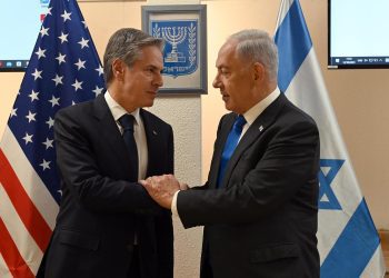 Foto de archivo del secretario de Estado Antony Blinken (izq) junto al primer ministo de Israel Benjamin Netanyahu, durante un encuentro en Tel Aviv. Foto: EFE / Archivo.