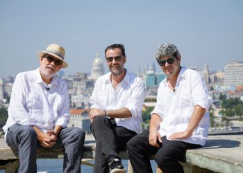 Los escritores Jorge Díaz, Agustín Martínez y Antonio Mercero, que escriben bajo el pseudónimo de Carmen Mola, posan en el Mirador del Cristo de La Habana por la presentación de su libro "El infierno". Foto: Javier Ocaña /Planeta/EFE.