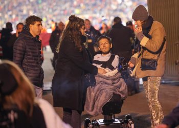 Los organizadores del partido se enteraron unos diez minutos antes del pitido inicial de que “algo grave había pasado”. Foto: OLIVIER MATTHYS/EFE/EPA.