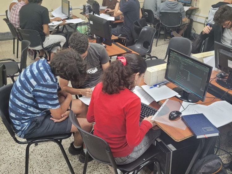 Estudiantes de la UH. Foto: Facultad de Matemática y Computación de la Universidad de La Habana/Facebook.