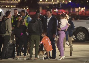 El gobernador DeSantis (segundo desde la derecha) saluda a los evacuados de Israel. Foto: Fox News.
