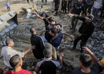 Palestinos buscan cuerpos y sobrevivientes en las ruinas de un edificio residencial destruido por bombardeo israelí, en el campo de refugiados de Khan Younis, sur de la Franja de Gaza, 16 de octubre de 2023. Foto: EFE/EPA/Haitham Imad.