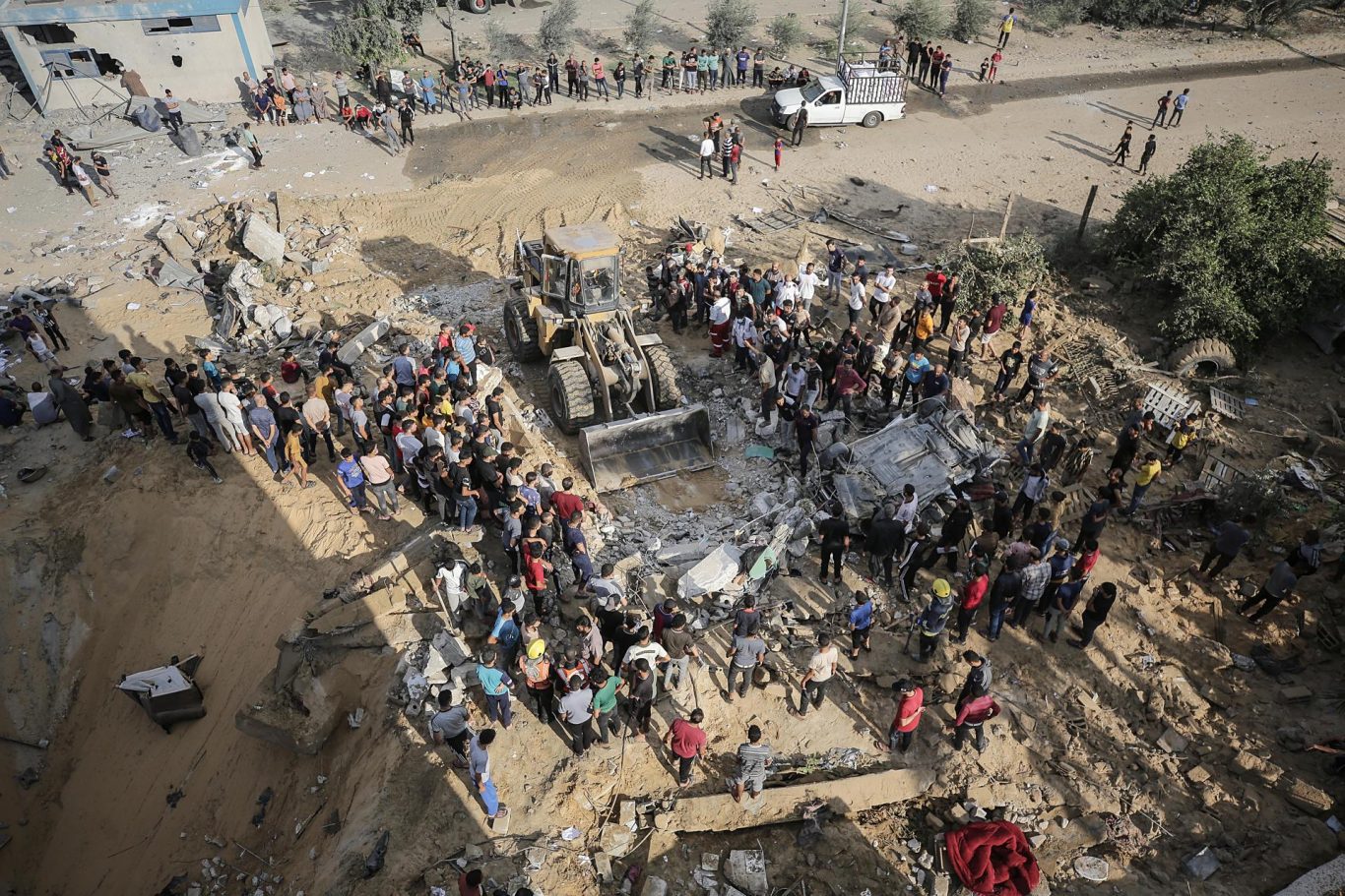 Varias personas buscan supervivientes tras un ataque aéreo de la aviación israelí en el campo de refugiados de Khan Younis, sur de la Franja de Gaza, 16 de octubre de 2023. Foto: EFE/ Haitham Imad.