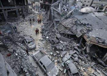 Personas caminan entre los escombros de una zona destruida en Gaza, el 9 de octubre de 2023. Un ataque sin precedentes en el sur de Israel, por Hamas, reactivó el conflicto entre Israel y Palestina. Foto: MOHAMMED SABLE/EFE/EPA.