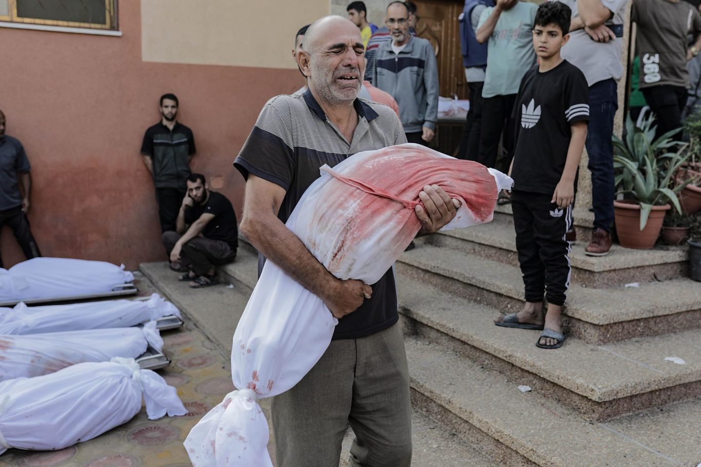 Familiares de palestinos en duelo por sus muertos. Hospital Nasser en Khan Yunis, sur de Gaza, 27 de octubre de 2023. Foto: EFE/EPA/Haitham Imad.
