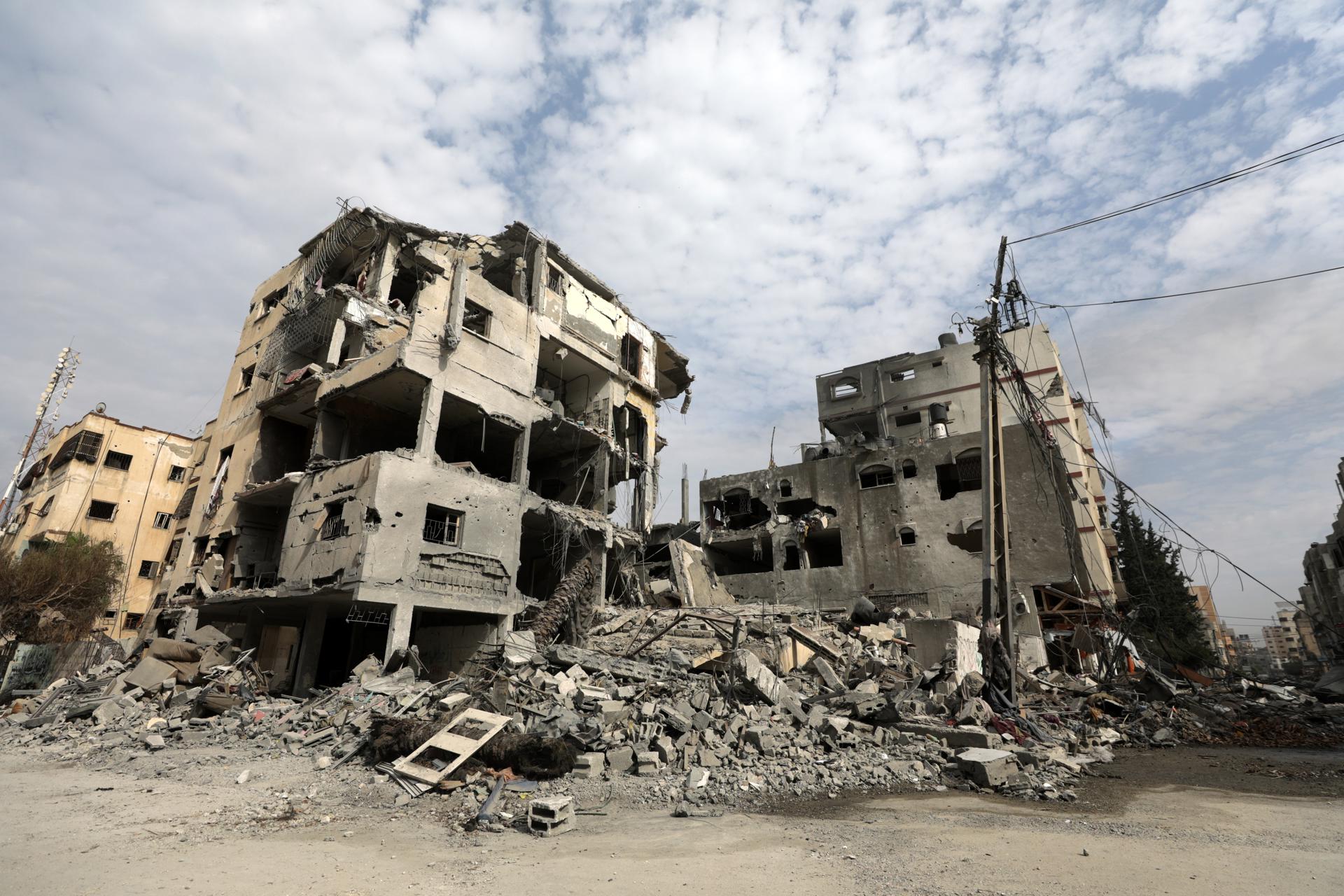 Edificios destruidos en Gaza, hoy 27 de octubre de 2023. Foto: EFE/EPA/Mohammed Saber.