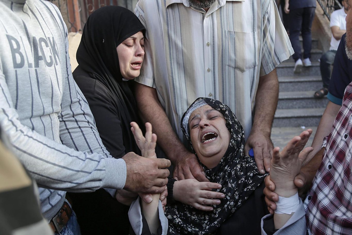 Palestinos reciben los cuerpos de sus familiares en el hospital Nasser del campo de refugiados Khan Younis, sur de Gaza , 17 de octubre de 2023. Foto: EFE/EPA/Haitham Imad. 