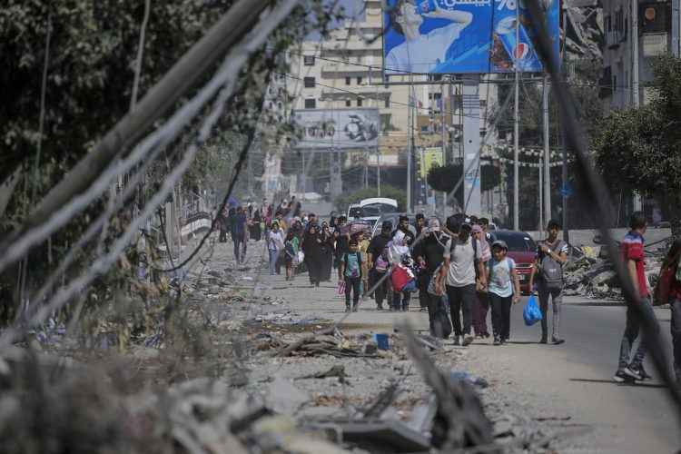 Residentes de gaza comienzan la evacuación ante el incremento de operaciones militares de Israel. Foto: MOHAMMED SABER/EFE/EPA.