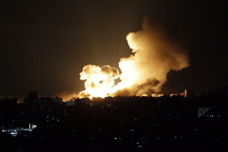 El humo se eleva tras un ataque aéreo israelí en el barrio de Al-Ramal, en la ciudad de Gaza, el 10 de octubre de 2023. Foto: EFE.