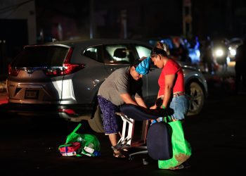 Personas cuidan sus pertenencias en la zona afectada por el paso del huracán Otis, en el balneario de Acapulco. Foto: David Guzmán/ EFE