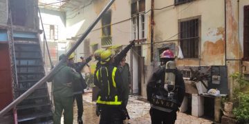 Bomberos en las afueras de una vivienda incendiada en Centro Habana. Foto: Perfil de Facebook del Gobierno de Centro Habana.