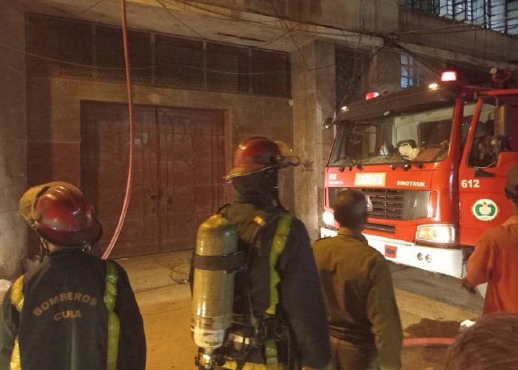 Fuerzas del cuerpo de bomberos de la capital cubana sofocan un incendio en La Habana Vieja. Foto: Gobierno de La Habana / Facebook.