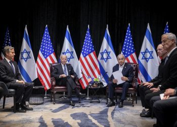 De izquierda a derecha, Secretario de Estado Antony Blinken, presidente Joe Biden, Primer Ministro israelí Benjamin Netanyahu, Ministro de Defensa israelí Yoav Gallant, y Benny Gantz, miembro del nuevo gobierno de emergencia, durante reunión en Tel Aviv, el 18 de octubre de 2023. Foto: EFE/EPA/Miriam Alster/ POOL.