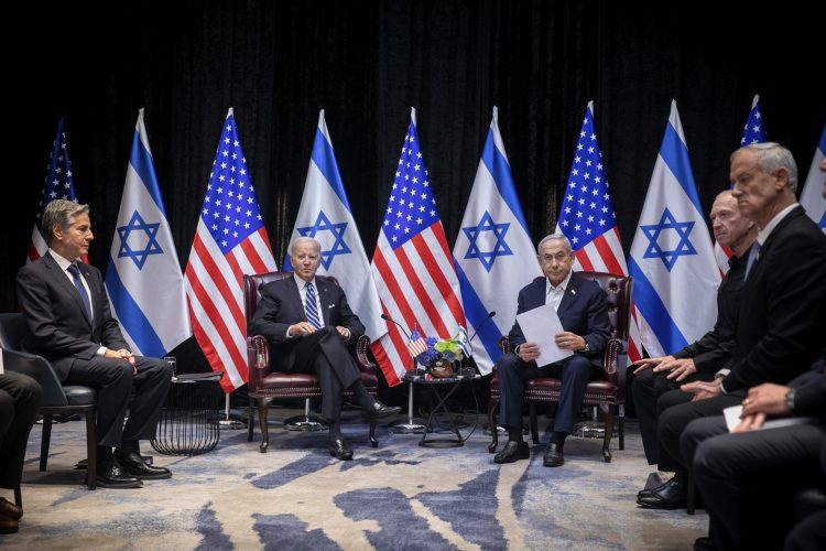 De izquierda a derecha, Secretario de Estado Antony Blinken, presidente Joe Biden, Primer Ministro israelí Benjamin Netanyahu, Ministro de Defensa israelí Yoav Gallant, y Benny Gantz, miembro del nuevo gobierno de emergencia, durante reunión en Tel Aviv, el 18 de octubre de 2023. Foto: EFE/EPA/Miriam Alster/ POOL.