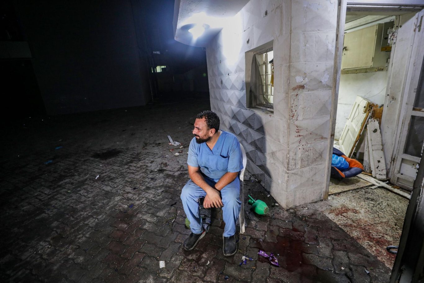 Un doctor del hospital Al Ahli después de ataque aéreo en Gaza, 17 de octubre de 2023. Cientos de personas fueron asesinadas. Foto: EFE/EPA/Mohammed Saber.