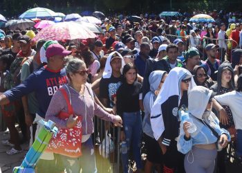 Cientos de migrantes esperan la revisión de sus documentos, en el parque ecológico de Tapachula, en el estado de Chiapas. Foto: Juan Manuel Blanco/EFE.