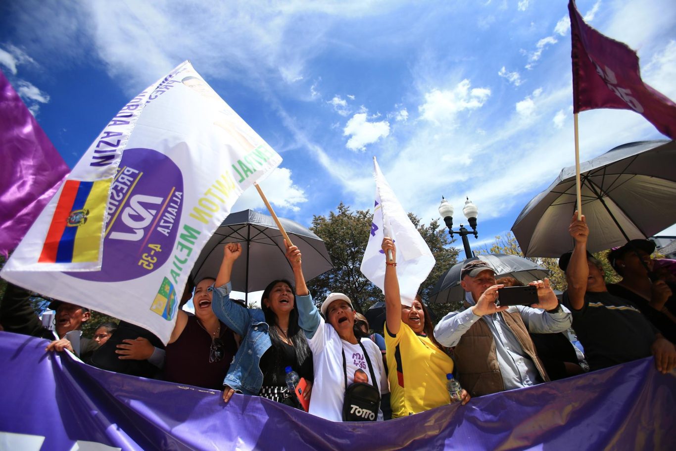 Simpatizantes del presidente electo Daniel Noboa se congregan para celebrar frente al Palacio de Gobierno mientras este se reúne con el mandatario saliente Guillermo Lasso, en Quito, 17 de octubre de 2023. Foto: EFE/Julio Estrella.