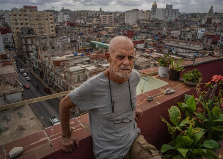 El escritor cubano Pedro Juan Gutiérrez, que saltó a la fama internacional con su “Trilogía sucia de La Habana”, posa para un retrato en la terraza de su casa en La Habana, Cuba, el martes 21 de marzo de 2023. (AP Foto/Ramón Espinosa). Tomada de San Diego Union-Tribune (online).