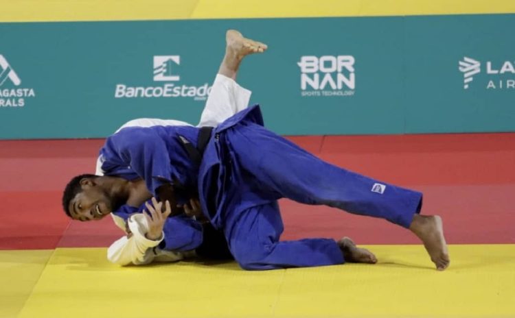 El judoca cubano Orlando Polanco (de azul), bronce en los 66 kg en los Juegos Panamericanos de Santiago de Chile. Foto: Jit / Facebook.