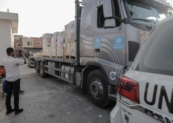 Camiones cargados con alimentos, agua y suministros médicos entraron en la Franja de Gaza a través del paso egipcio de Rafah. Foto: HAITHAM IMAD/EFE/EPA.